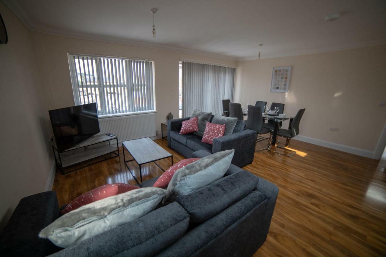 The Coach House - London Heathrow Serviced Apartments Stanwell Exterior foto