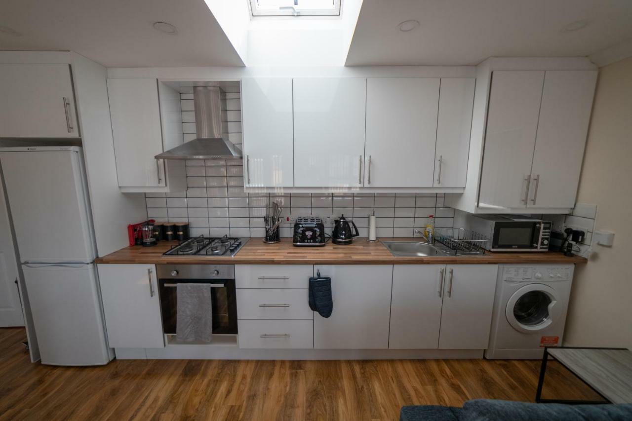 The Coach House - London Heathrow Serviced Apartments Stanwell Exterior foto